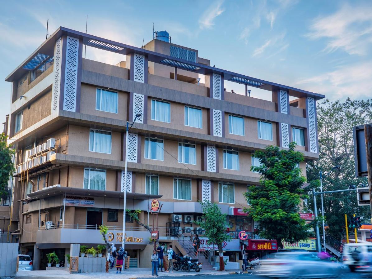 אחמדאבאד Hotel Pleasant Lake מראה חיצוני תמונה