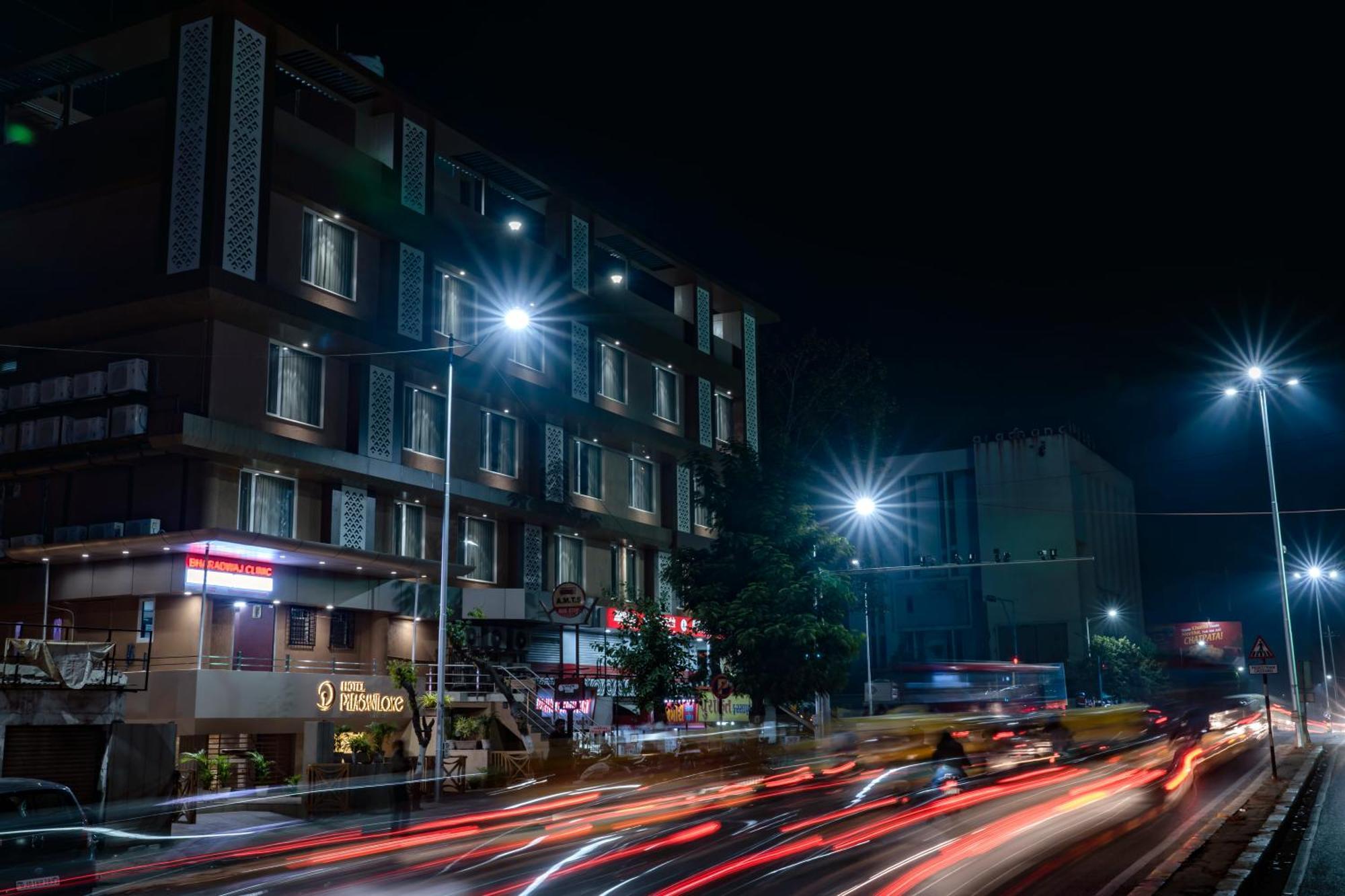 אחמדאבאד Hotel Pleasant Lake מראה חיצוני תמונה