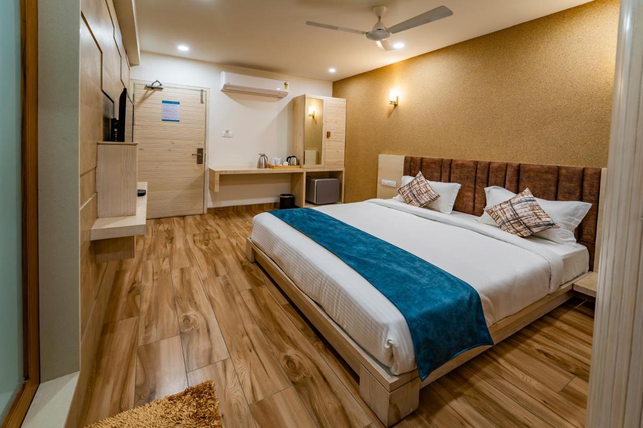 אחמדאבאד Hotel Pleasant Lake מראה חיצוני תמונה