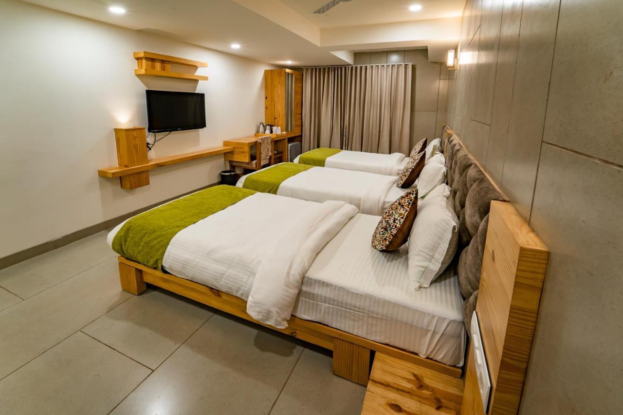 אחמדאבאד Hotel Pleasant Lake מראה חיצוני תמונה