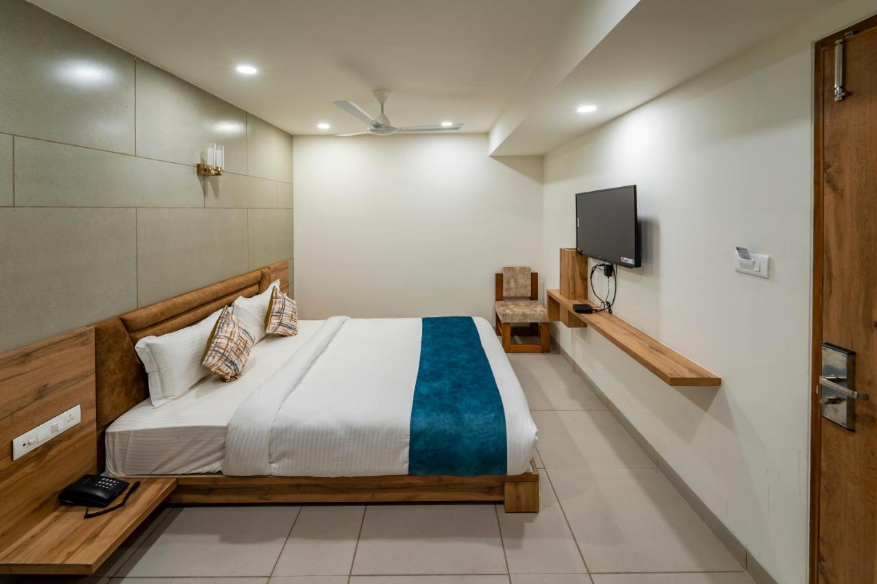 אחמדאבאד Hotel Pleasant Lake מראה חיצוני תמונה