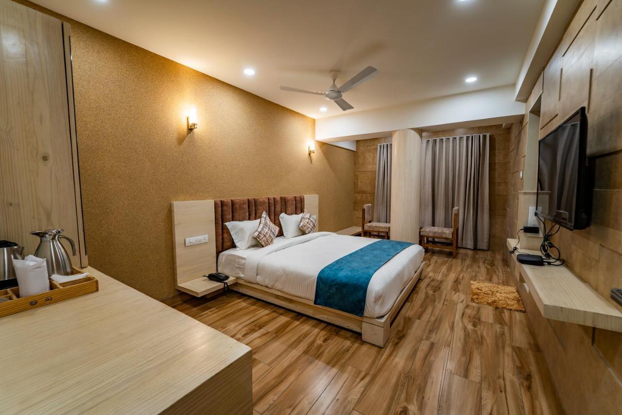 אחמדאבאד Hotel Pleasant Lake מראה חיצוני תמונה