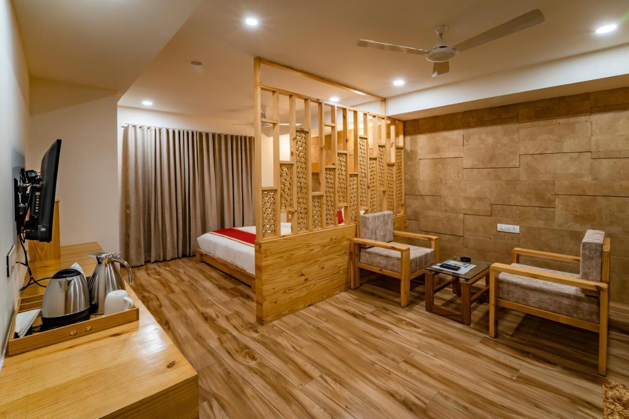 אחמדאבאד Hotel Pleasant Lake מראה חיצוני תמונה