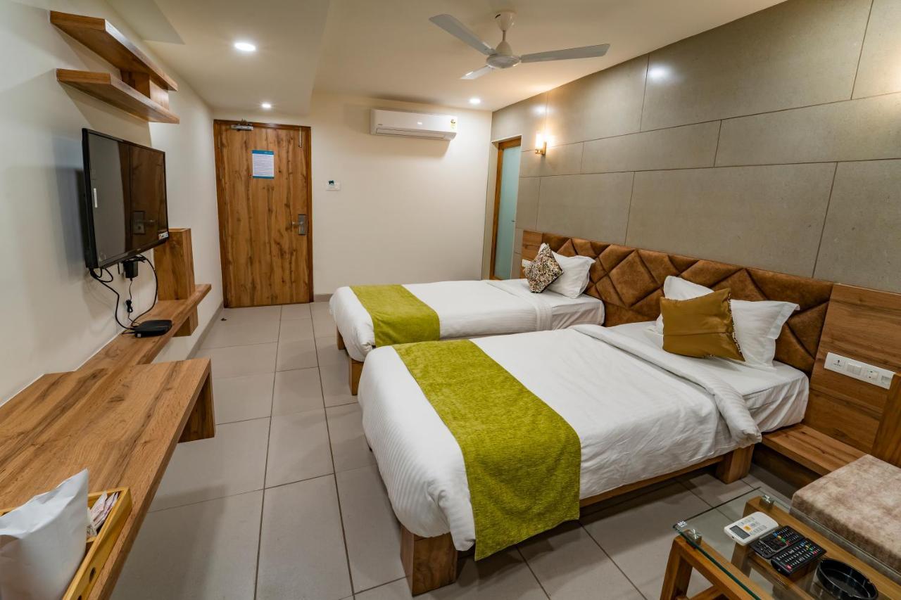 אחמדאבאד Hotel Pleasant Lake מראה חיצוני תמונה