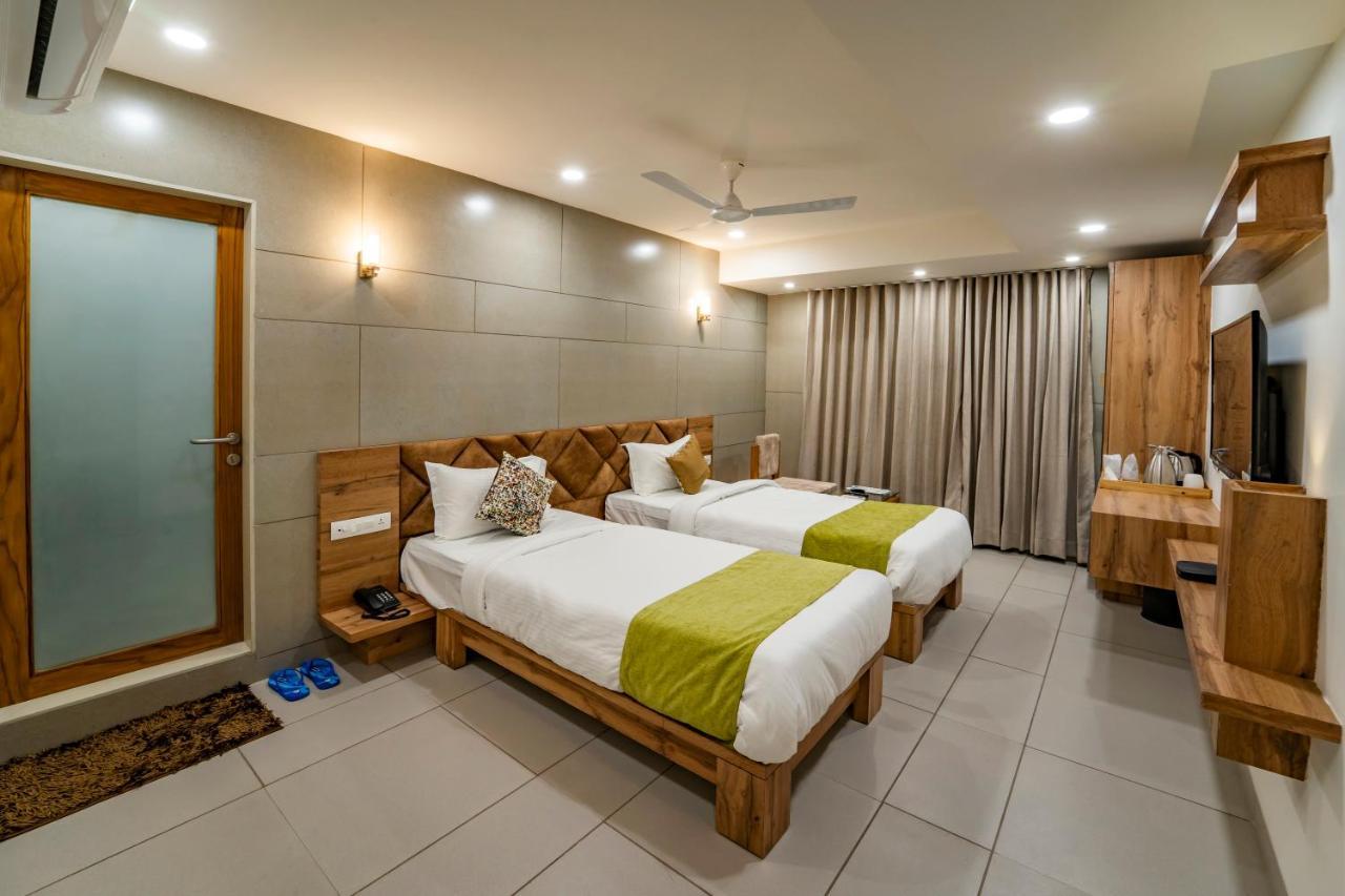 אחמדאבאד Hotel Pleasant Lake מראה חיצוני תמונה