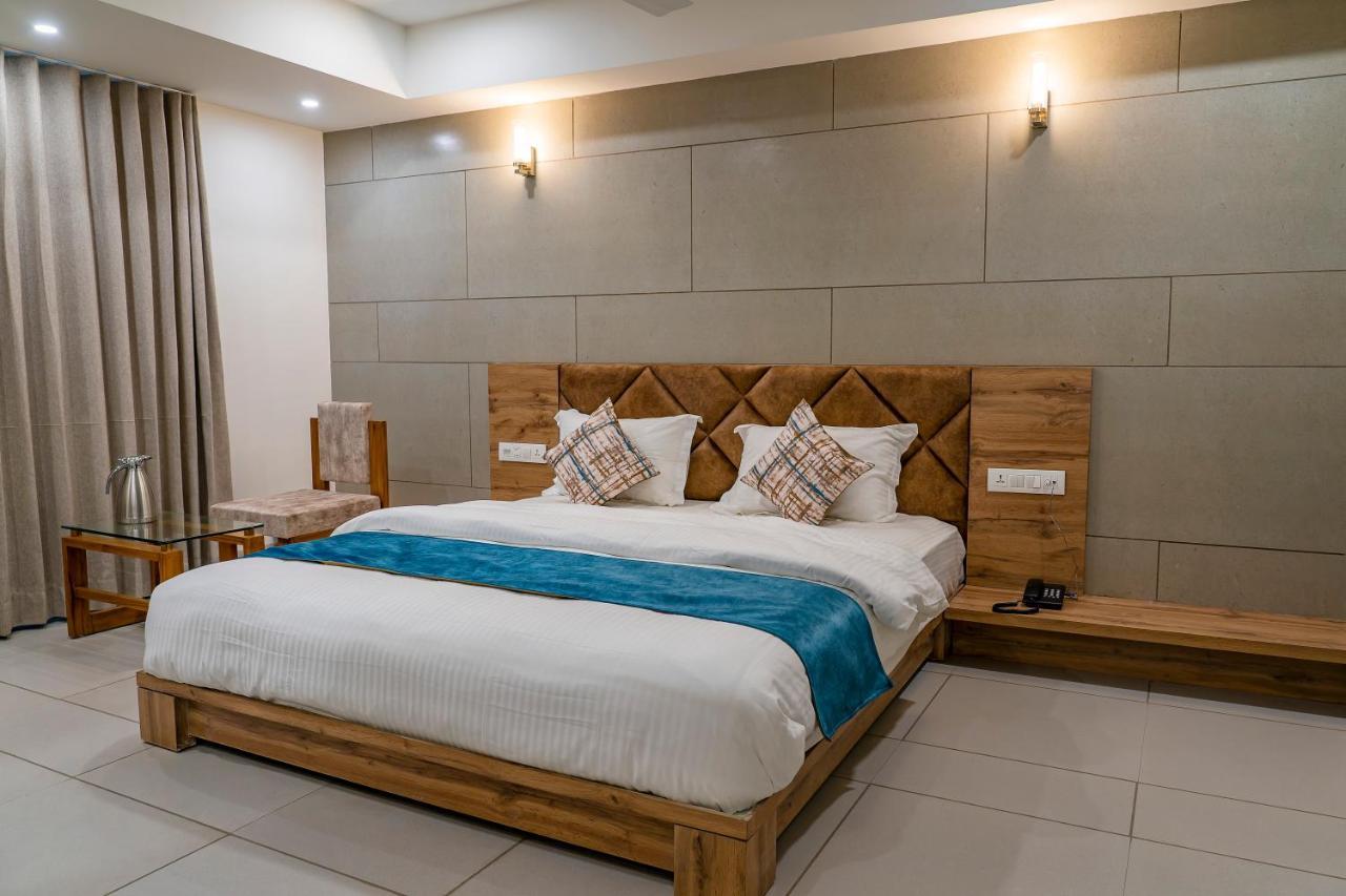 אחמדאבאד Hotel Pleasant Lake מראה חיצוני תמונה
