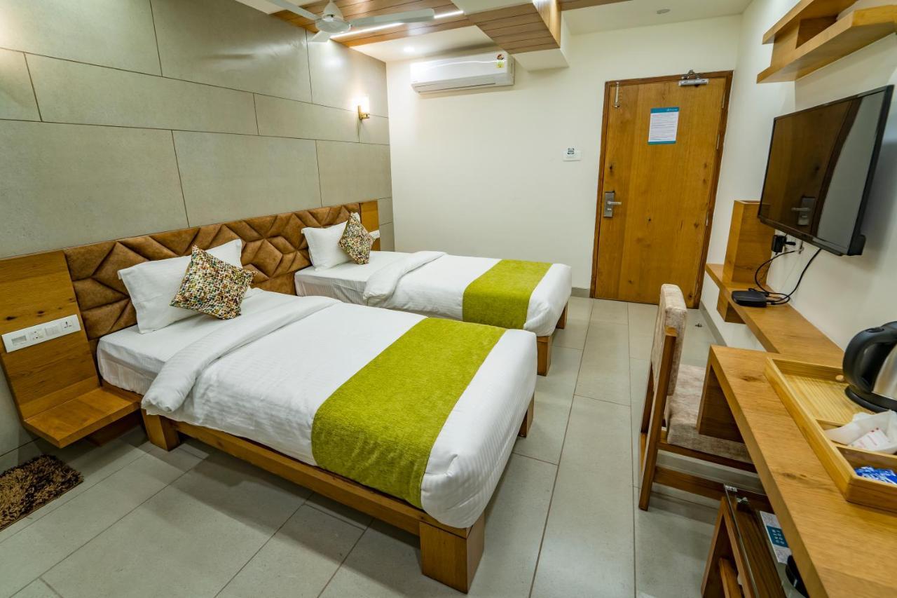 אחמדאבאד Hotel Pleasant Lake מראה חיצוני תמונה