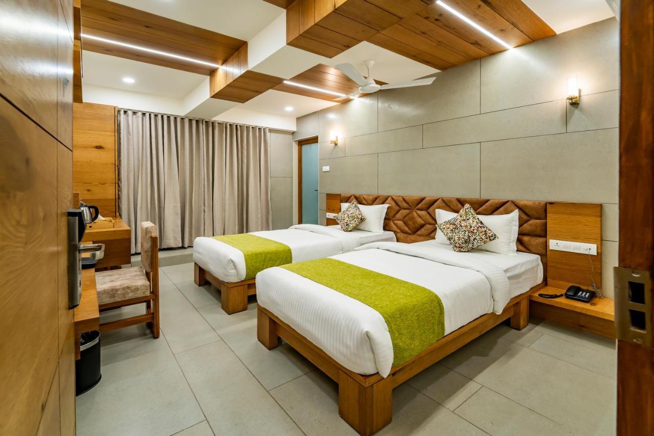אחמדאבאד Hotel Pleasant Lake מראה חיצוני תמונה