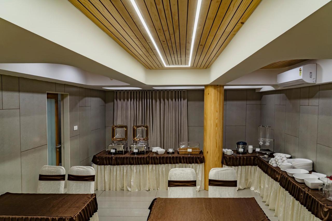 אחמדאבאד Hotel Pleasant Lake מראה חיצוני תמונה